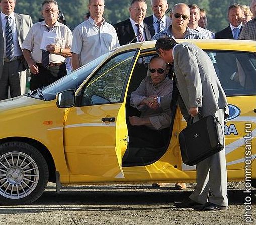 Владимир Путин на канареечного цвета Lada Kalina Sport совершил первый бросок по трассе Хабаровск—Чита/ Фото: Дмитрий Азаров /Коммерсантъ/