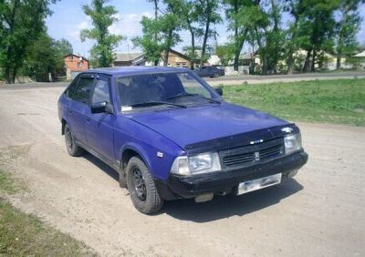 Москвич 21412. Впрочем и на таком виде транспорта могут ездить судьи. Подобная машина значится в декларации у супруга судьи краевого суда Н. А. Трофимовой