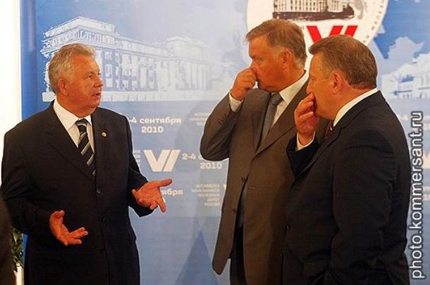 Дальневосточный полпред Виктор Ишаев (слева) убедительно обосновал главе РЖД Владимиру Якунину (первый справа) и губернатору Вячеславу Шпорту необходимость субсидирования перевозок в регион и из него/ Фото: Евгений Переверзев/ Коммерсантъ /