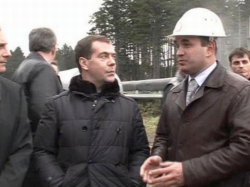 Дмитрий Медведев во время рабочей поездки на Курилы. Фото vesti.ru.