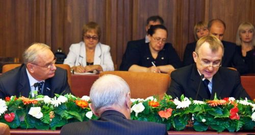 Б. Резник, депутат Госдумы РФ, секретарь Союза журналистов РФ и С. Олесик, председатель Совета судей Хабаровского края выступали против журналистов