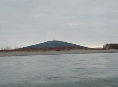 Вид на гору Шаман из р. Пенжина.