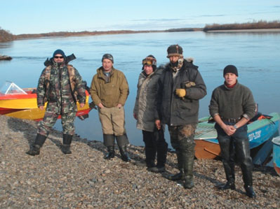 Расставание у "портпункта" с. Слаутное. Слева направо - руководитель экспедиции Евгений Геннадиевич Погодаев, Константин Долган, Сергей Шубкин, Михаил Жаравин, Павел Долган.