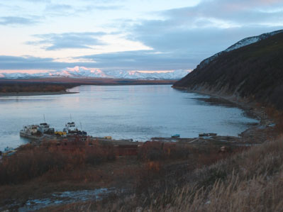 Вид в сторону нижнего течения р. Пенжина с набережной с. Каменское.