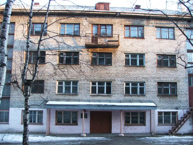 В Ванинском филиале ПУ №19 обучалось 140 человек, добавьте сюда педколлектив - 42 человека, в итоге получается почти 200. Теперь педагоги и мастера остались безработными, а 68 учащихся, кто решил учиться дальше, будут ездить на автобусе за 32 км.