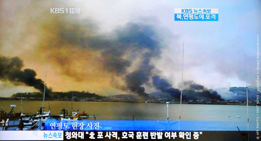 Северокорейская артиллерия 23 ноября обстреляла приграничный южнокорейский остров Енпхёндо, сообщает Agence France-Presse. По данным Reuters, обстрел продолжается. По острову выпущено не менее 200 снарядов.