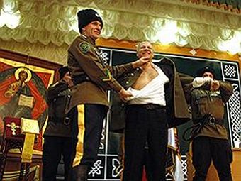 Разорвав нательную рубаху атамана, какзаки обнаружили там, как и положено, православный крест. Фото: Евгений Переверзев/Коммерсантъ