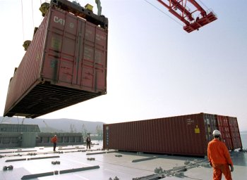 С одного контейнера оплата посредникам 2—3 тысячи долларов, а прибыль контрабандистов — 16 тысяч долларов