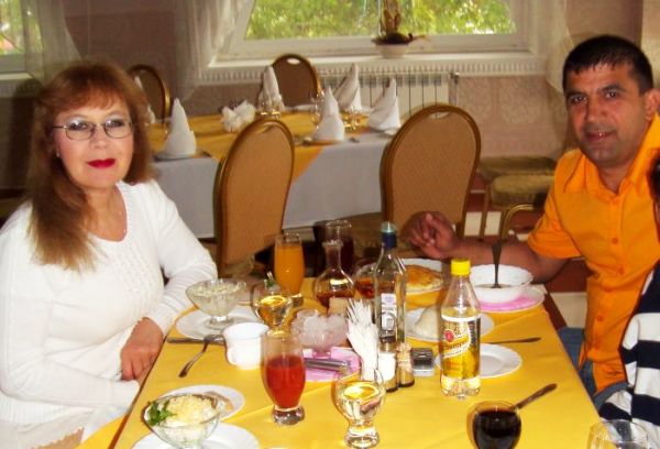 На снимке: «двойной успех» главного архитектора Амурска Сережниковой и бизнесмена Гулиева (фотофакт  перепечатан из газеты «Амурский Вестник» с разрешения редакции)