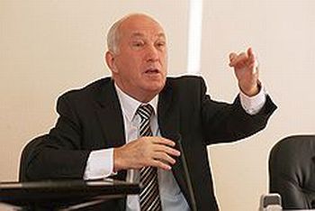 Хабаровский мэр собственноручно оценил объемы снега, выпавшего в Хабаровске в канун встречи Нового года. Фото: Евгений Переверзев/Коммерсантъ