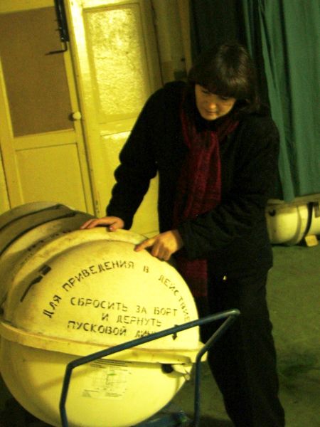 Одно из правил - сбросить за борт и дернуть пусковой линь