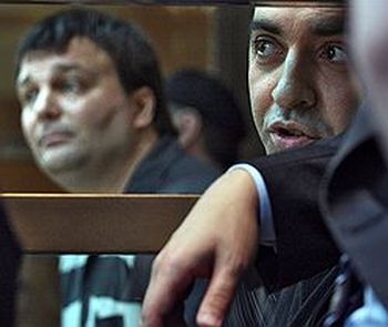 Обвиняемые в убийстве губернатора Магаданской области Валентина Цветкова Александр Захаров (слева) и Мартин Бабакехян (справа) отрицают свою причастность к нему. Фото: Андрей Стенин/Коммерсантъ