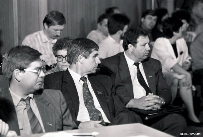 Коллеги... Справа налево: В.И. Ишаев, губернатор Хабаровского края с 24.10.1991 г - 30.04.2009 г., ныне полпред президента РФ в ДФО; В.В. Литвинов, председатель Хабаровского крайисполкома с 28.04.1990 г. - 06.04.1992 г. На втором плане: Е.Г. Тамарова, с 1995 г. руководитель пресс-службы администрации края, с 2000 г. начальник ДВ теруправления минпечати. Фото С. Балбашова