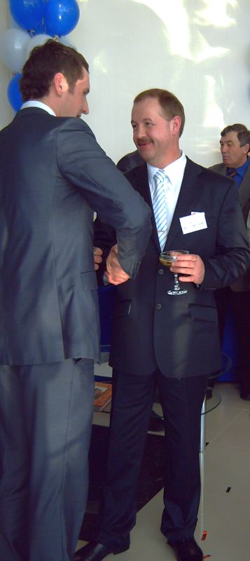 Директор «Автоцентра «Восток-УАЗ» Сергей Гриф (справа), заверил: «Новые автомобили качественны, надежны, комфортны и недороги...»