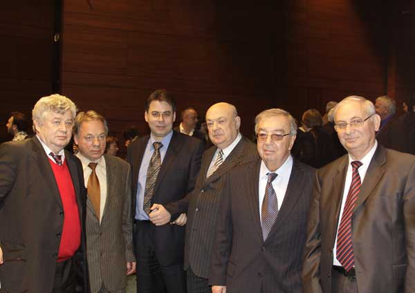 Председатель СЖР Всеволод Богданов, президент Евразийской академии телевидения и радио Олег Попцов, вице- мэр Александр Горбенко, первый вице-мэр Владимир Ресин, президент торгово-промышленной палаты Евгений Примаков, секретарь СЖР Борис Резник