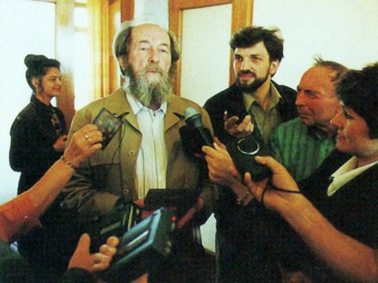 А. Солженицын в Хабаровске, 1994 г. Справа: Л. Румянцева, Ф. Куперман, журналисты./Нажмите, чтобы УВЕЛИЧИТЬ (нажмите, чтобы увеличить)