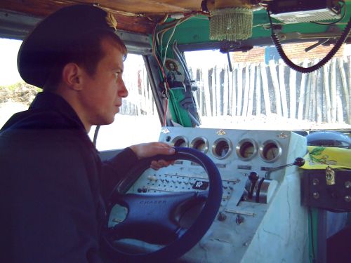 Российские пограничники самостоятельно пытаются укрепить берег частоколом, как во времена первопроходца Ерофея Хабарова