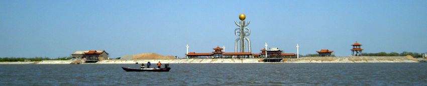 Развлекательный комплекс «Площадь Солнца» (华夏东极) на мысе коренного китайского берега. Посередине площади уже выведен ввысь огромный иероглиф, символизирующим Восточный полюс Китая — своеобразная метка границы