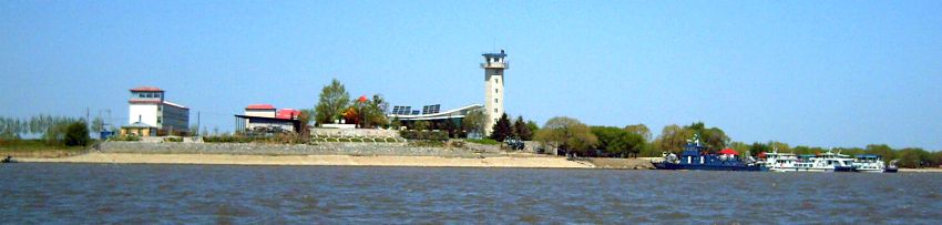 Погранпункт КНР в китайском п. Усучжень 乌苏 (устарев. Тютюпай), который оборудован по последнему слову техники, где даже электроэнергию вырабатывают солнечные батареи