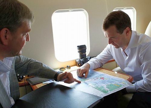 С. Дарькин и Д. Медведев. Во время осмотра с вертолёта строящегося мостового перехода через пролив Босфор Восточный и панорамы строящихся объектов Дальневосточного федерального университета, на территории которого пройдут мероприятия в рамках саммита АТЭС в 2012 году. С губернатором Приморского края Сергеем Дарькиным