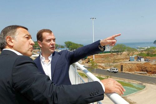 Во время осмотра строящихся объектов Дальневосточного федерального университета, на территории которого пройдут мероприятия в рамках саммита АТЭС в 2012 году. С президентом «Крокус Интернешнл» Арасом Агаларовым