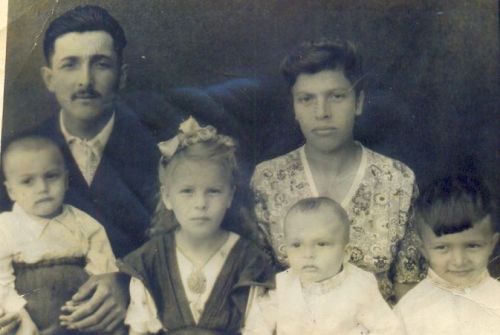 Валентина Алексеевна с семьей. Света в центре самая старшая.