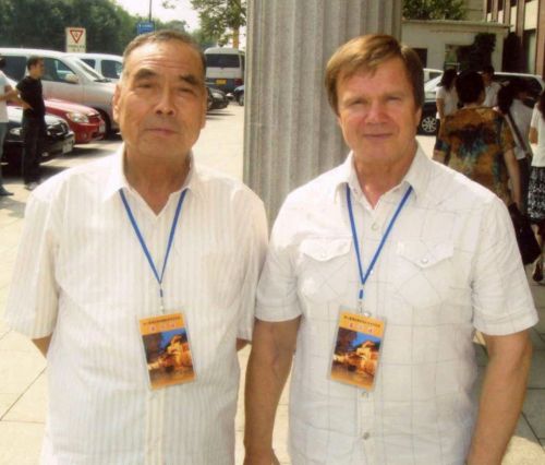 Переводчик и писатель Геннадий Константинов (справа) с Айсингёро Чжао Цзи, прямым 13-м потомком от 6-го внука Нурхаци, на конференции в Тяньцзине.