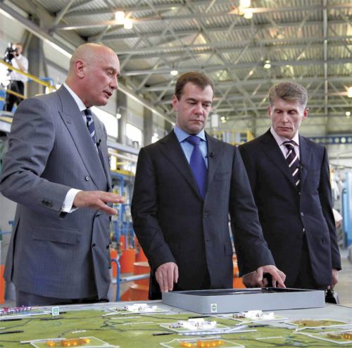 Председатель совета директоров ГК «Петропавловск» П. Масловский, президент РФ Д. Медведев и губернатор Амурской области О. Кожемяко (слева направо)