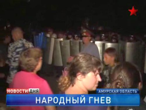 На помощь подозреваемому прибыл отряд ОМОНа. В течение нескольких часов полицейские сдерживали толпу. Уже в темноте насильника вывели на улицу, переодев его в форму полицейского, и доставили в отделение. Телеканал «Звезда»