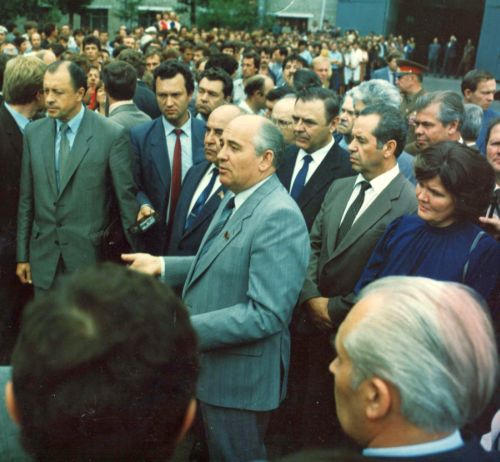 М. Горбачев (в центре) в Хабаровске, 1987 г. А. Черный - левее, Н. Данилюк - справа, на заднем плане. Нажмите, чтобы УВЕЛИЧИТЬ (нажмите, чтобы увеличить)