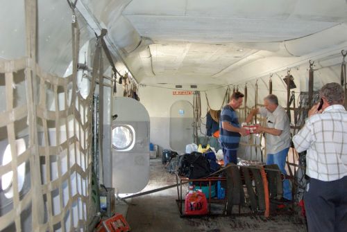 Ан-12 готовят к погрузке