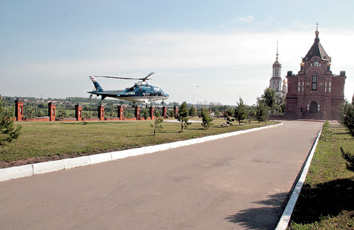 Личный вертолёт депутата приземляется в нескольких метрах от храма