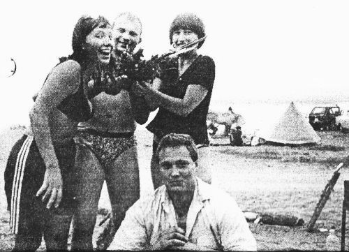 Через два дня после убийства Киселя С. Певнев (стоит в центре) и А. Власенко (сидит) "расслабляются". Власенко еще не предчувствует свою скорую гибель.