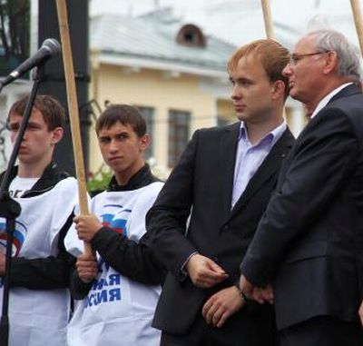 И. Джуляк (третий слева)