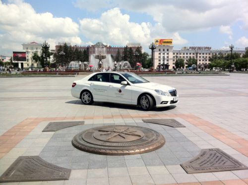 В центре Хабаровска на площади им. Ленина на автомобиле «Мерседес». 15.07.2011 г.