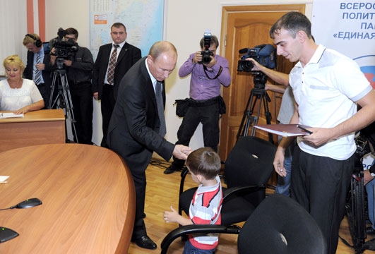 Председатель Правительства Российской Федерации В.В.Путин провёл приём граждан в общественной приёмной Председателя партии «Единая Россия» во Владивостоке. В приёме граждан принимал также участие Первый заместитель Председателя Правительства Российской Федерации И.И.Шувалов