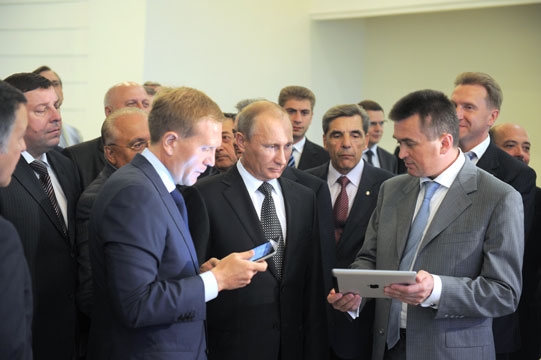 Председатель Правительства Российской Федерации В.В.Путин осмотрел строящийся на острове Русский Дальневосточный федеральный университет