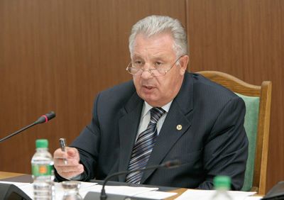 В. Ишаев