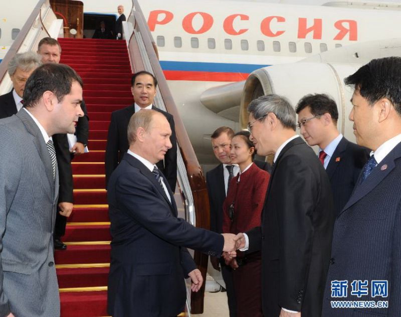 　10月11日，应中国国务院总理温家宝邀请，俄罗斯联邦政府总理普京抵达北京，开始对中国进行正式访问，并将与温家宝举行中俄总理第十六次定期会晤。中国外交部高级官员到机场迎接普京。新华社记者 饶爱民 摄