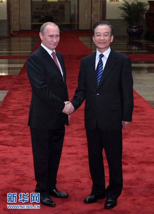 11 октября премьер Госсовета КНР Вэнь Цзябао в Доме Народных собраний в Пекине провел торжественную церемонию по случаю визита в Китай председателя правительства России Владимира Путина. 