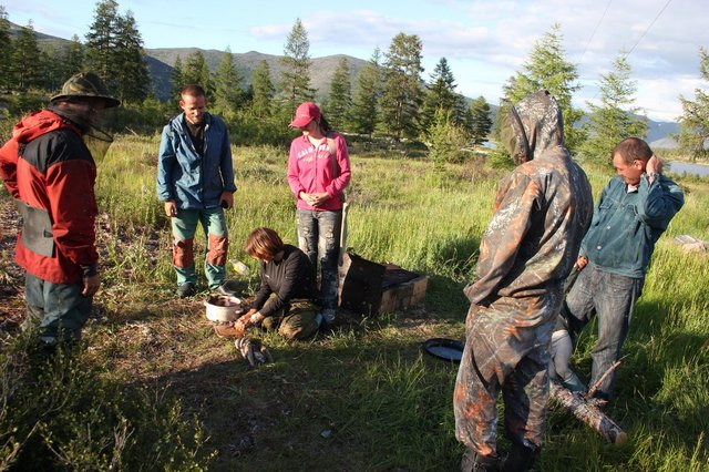 Юля чистит рыбу