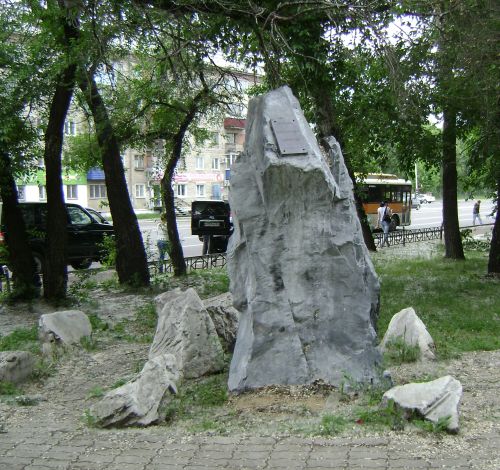 Памятный знак жертвам репрессий (временный) после побелки — в анфас...