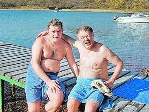 Сергей Дарькин и Александр Гамов после купания в море: «Проверено. Акул нет!»