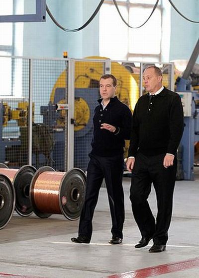 Посещение Амурского кабельного завода. С директором завода Алексеем Беломестных. Фото пресс-службы Президента России