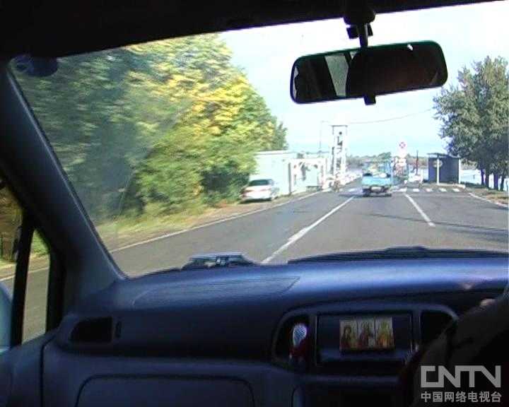 Мы приехали в приграничную зону, перед автомобилем виднеется пост/ 我们的车辆抵达边境地区 前方就是哨所