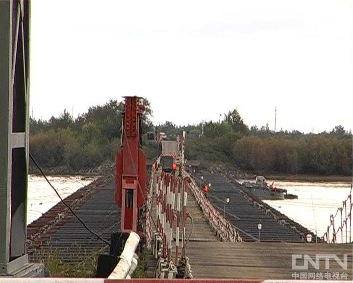 Вот из-за отсутствия средств, всегда использовался военный понтонный мост, соединяющий обе стороны протоки с российской частью острова Большого Уссурийского./ 由于缺少资金 这里始终用军事浮桥作为连接两岸的通道 对岸就是黑瞎子岛俄罗斯部分