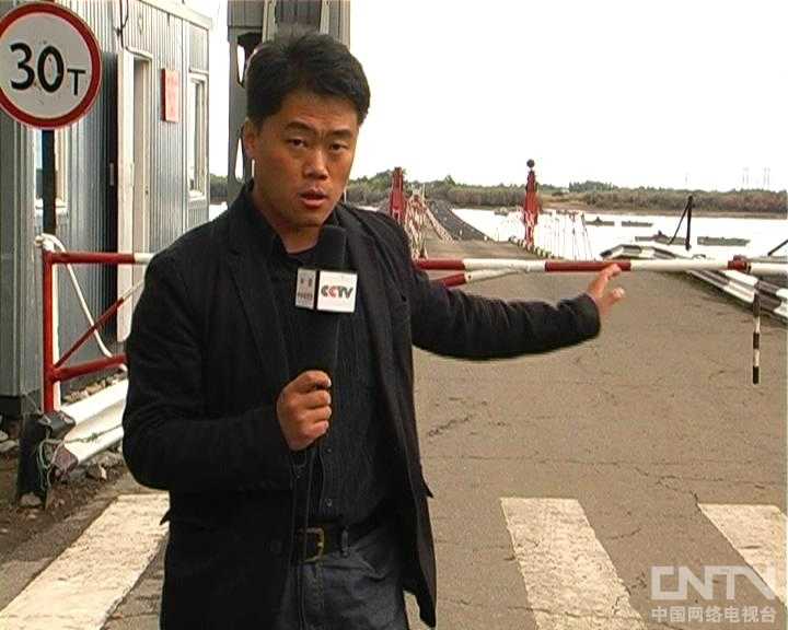 Отсюда мы можем добраться до ближайшего места китайско-российской границы./ “这已经是我们所能抵达的距离中俄边境最近的地方了”。