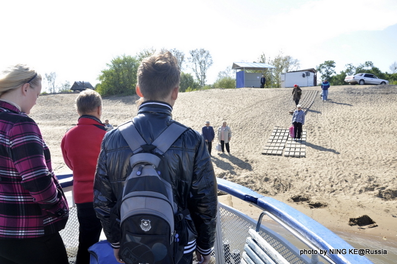 Мы сели на катер, чтобы добраться до Большого Уссурийского острова./ 我们搭轮渡登上黑瞎子岛