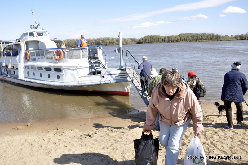 Жители острова в настоящее время могут добраться до поселка только на катере./ 轮渡目前是岛上居民唯一的出行工具