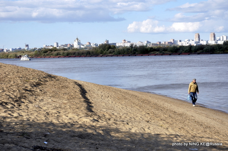 С другой стороны острова открывается вид на Хабаровск./ 从岛上远眺对岸的哈巴罗夫斯克